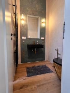 Et badeværelse på Elegante Dreizimmer-Wohnung + 19 billeder