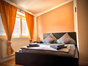 En eller flere senge i et værelse på Elegante Dreizimmer-Wohnung