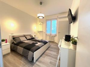 A television and/or entertainment centre at Bed&breakfast BBqueen Sandonato Policlinico