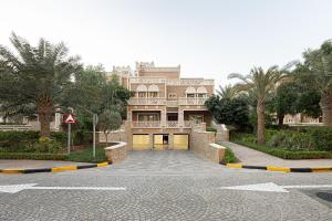 Lux 4BR plus 1 single BR Villa with Sea View Palm Jumeriah