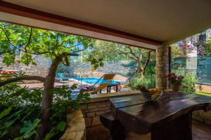 Κήπος έξω από το Apartments Percan with Pool