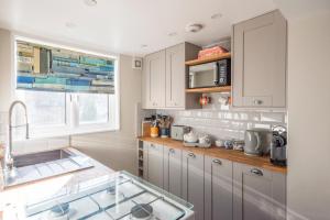 Η κουζίνα ή μικρή κουζίνα στο The Book Nook, Woodbridge