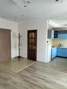 an empty room with a kitchen and a cross on the floor at Однокімнатна студія проспект Гагарина 30 in Kryvyi Rih