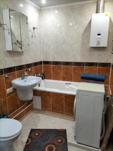 a bathroom with a tub and a sink and a toilet at Однокімнатна студія проспект Гагарина 30 in Kryvyi Rih