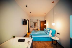 a living room with a blue couch and a table at Penelope's Suite&Spa con parcheggio privato in Como