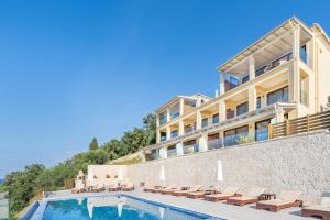Bazén v ubytování Lido Paradise Apartments Corfu nebo v jeho okolí