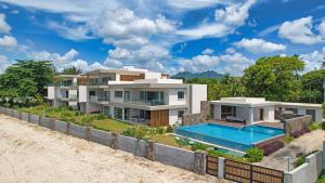 una casa sulla spiaggia con piscina di Sea N Tree Beachfront Residences a Pointe aux Sable