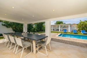 Bazén v ubytování Villa Noah Your Luxurious 4BR Retreat by Bocobay nebo v jeho okolí