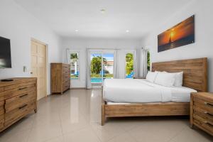 Postel nebo postele na pokoji v ubytování Villa Noah Your Luxurious 4BR Retreat by Bocobay + 40 fotografií