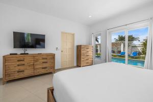 TV a/nebo společenská místnost v ubytování Villa Noah Your Luxurious 4BR Retreat by Bocobay