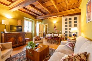 salon z kanapą i stołem w obiekcie Antica Casa Balsari w mieście Borgo Ticino