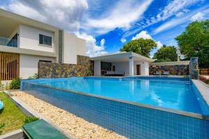 Piscina di Sea N Tree Beachfront Residences o nelle vicinanze