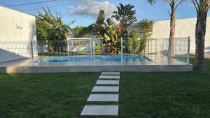 Bazén v ubytování La Casita de la Florida nebo v jeho okolí