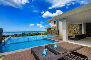 Piscina di Sea N Tree Beachfront Residences o nelle vicinanze