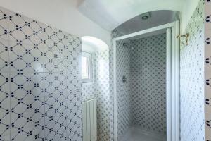 Et badeværelse på Villa Caselunghe exclusive + 30 billeder