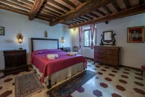 En eller flere senge i et værelse på Villa Caselunghe exclusive