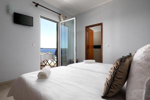 una camera con due letti e vista sull'oceano di Pérola Views Inn by Madeira Sun Travel a Porto Moniz