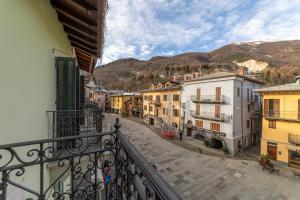 balcone con vista su una strada. di Casa Molinari a Limone Piemonte