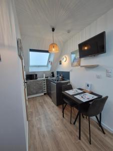 Kuchyň nebo kuchyňský kout v ubytování Appartement des dunes à 200m de la plage