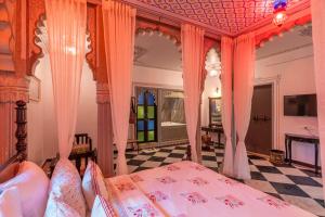 ウダイプールにあるIndulge Udaipur by Packの天蓋付きベッドのある寝室