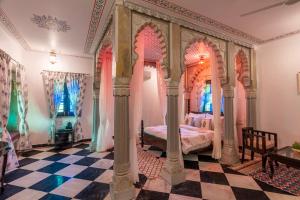 ウダイプールにあるIndulge Udaipur by Packのチェッカーフロアのベッドルーム1室(華やかな天蓋付きベッド1台付) +26枚の写真