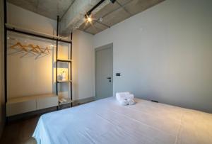 Postel nebo postele na pokoji v ubytování RudBlu Suites