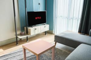TV a/nebo společenská místnost v ubytování RudBlu Suites