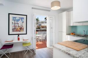 Η κουζίνα ή μικρή κουζίνα στο Sunny Terrace & Mountain Views