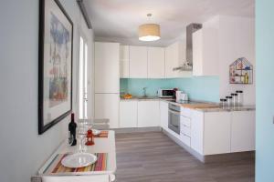 Η κουζίνα ή μικρή κουζίνα στο Sunny Terrace & Mountain Views +2 φωτογραφίες