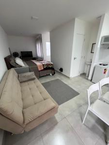 ein Wohnzimmer mit einer Couch und einem Bett in der Unterkunft Aconchegante Apto Carapicuiba in Carapicuíba