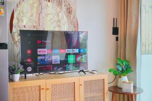 un téléviseur à écran plat posé sur un meuble en bois dans l'établissement Love koh tao villa, à Koh Tao