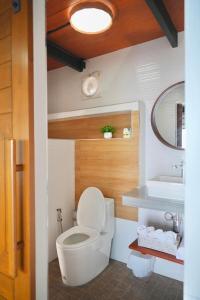 une salle de bain avec des toilettes blanches et un lavabo dans l'établissement Love koh tao villa, à Koh Tao