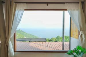 une fenêtre avec vue sur un toit dans l'établissement Love koh tao villa, à Koh Tao 13 autres photos