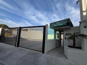 einen Eingang zu einem Gebäude mit einem Tor in der Unterkunft Aconchegante Apto Carapicuiba in Carapicuíba