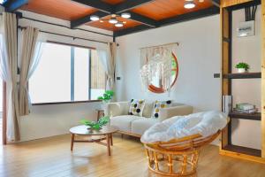 un salon avec un canapé et une table dans l'établissement Love koh tao villa, à Koh Tao