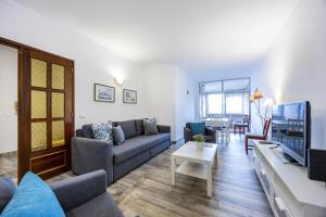 T3 Moinho by Seewest في Santo Amaro: غرفة معيشة بها أريكة وطاولة