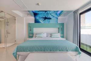a bedroom with a large bed with a blue ceiling at HD Acuario Lifestyle in Las Palmas de Gran Canaria
