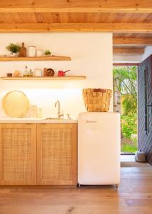 eine Küche mit Kühlschrank und Spüle in der Unterkunft Designer Riverfront Cottage in Podljubelj