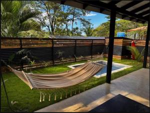 una hamaca en medio de un patio en Aduana - Beach House, en Santa Teresa Beach