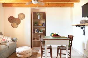 マルツァメミにあるCasa degli Uliviのリビングルーム(テーブル、椅子、ソファ付)