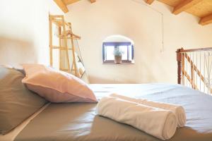 マルツァメミにあるCasa degli Uliviのベッド1台(枕2つ付)