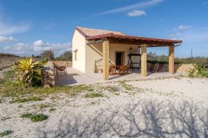 マルツァメミにあるCasa degli Uliviの小さな白い家