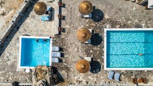 阿梅尼斯蒂斯卡沃斯湾一室公寓酒店的享有度假村两个游泳池的顶部景色