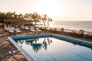 Πισίνα στο ή κοντά στο Cavos Bay Hotel & Studios 