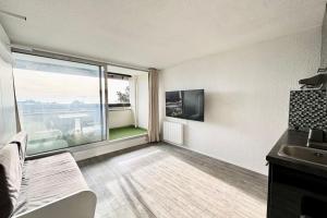 Μια τηλεόραση ή/και κέντρο ψυχαγωγίας στο Studio Confort - Vue sur Mer - Balcon