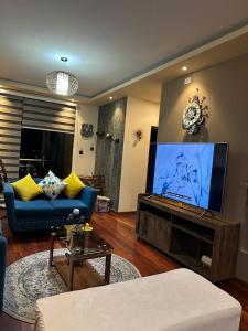 Et tv og/eller underholdning på Lujoso departamento de dos habitaciones, en la mejor zona de Cbba