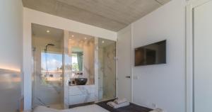 Un baño con ducha con puerta de cristal. en Villa Pau, en Playa de Muro