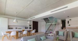 Casa con cocina y sala de estar con escalera. en Villa Pau, en Playa de Muro