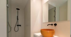 Un baño con lavabo y ducha. en Villa Pau, en Playa de Muro 9 fotos más