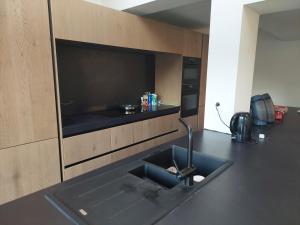 TieltにあるKrie1のシンクとカウンタートップのあるキッチン